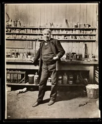Thomas Edison in seinem Labor, 1906